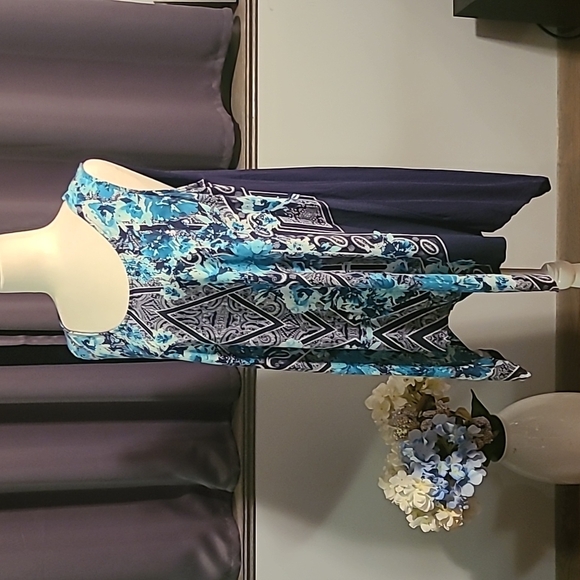 Roaman's Shark Bite Floral Top - Picture 4 of 9